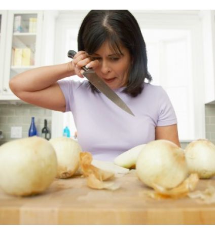 Ecco 10 trucchi per non piangere tagliando la cipolla