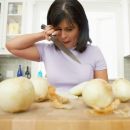 Ecco 10 trucchi per non piangere tagliando la cipolla