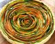 La torta salata a spirale con i colori della primavera