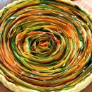 La torta salata a spirale con i colori della primavera