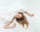 Gli 8 grandi vantaggi del dormire NUDI