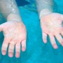 Sai perché la pelle dei polpastrelli si raggrinzisce quando stai tanto in acqua?