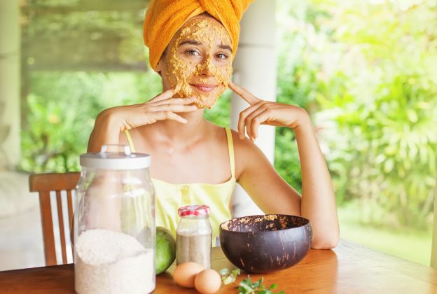 una maschera delicata fatta con ingredienti naturali per eliminare i peli del viso