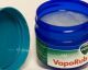 Ecco perché dovresti spalmarti i piedi con il Vicks ed andare a dormire con i calzini