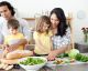 10 consigli per cucinare insieme ai tuoi bambini