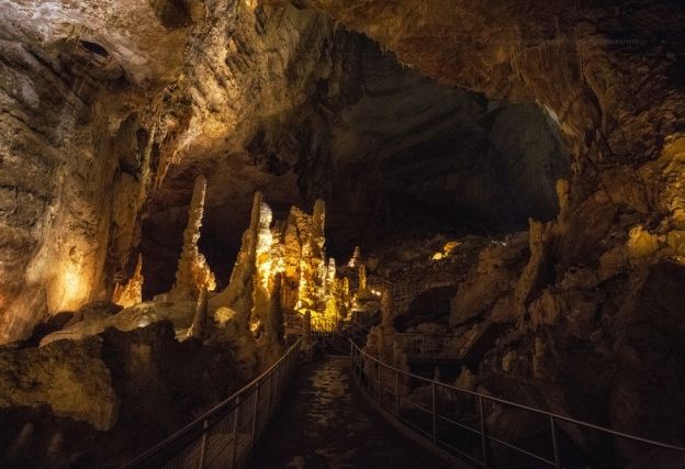 <strong>2. GROTTE DI FRASASSI</strong>