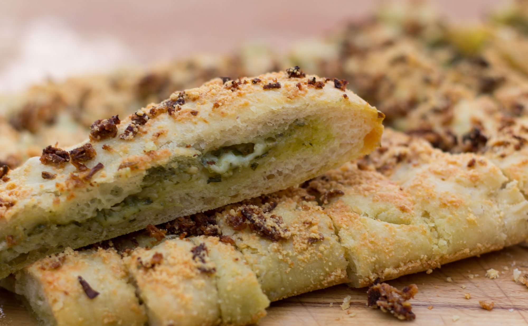 Focaccia farcita con pesto e mozzarella