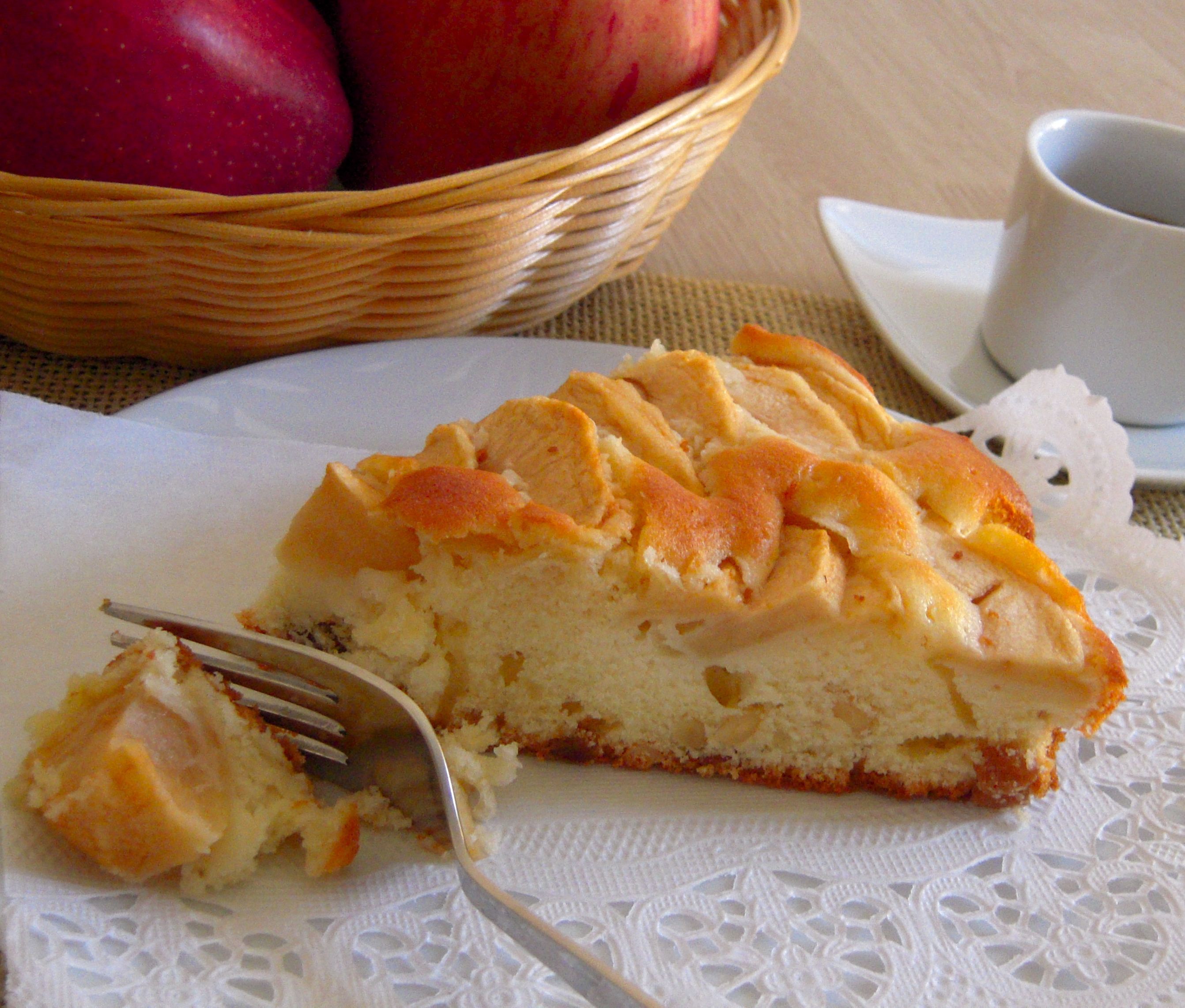 Яблочный пирог на молоке рецепты. Пирог заливные яблоки. Заливной пирог с яблоками. Пирог с яблоками и курагой. Наливной пирог с яблоками.