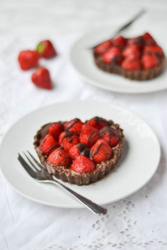 Tartellette con cuore di fragola e cioccolato