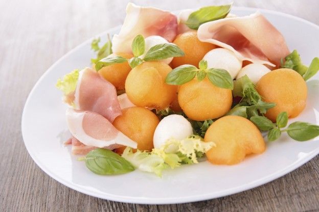 Insalata di melone, mozzarella e prosciutto