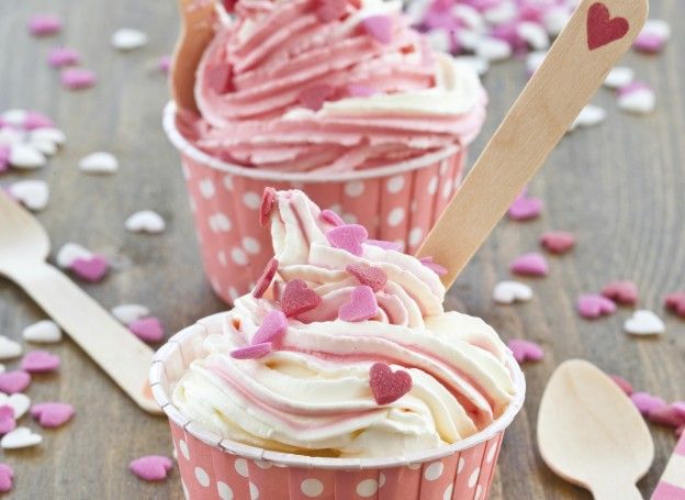 Coppette di yogurt gelato alla vaniglia e fragola