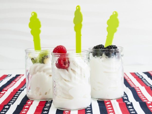 Bicchierini di yogurt gelato e frutta fresca