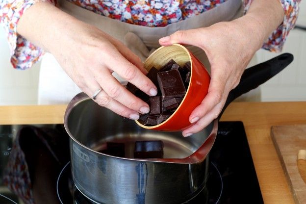 Versare il cioccolato