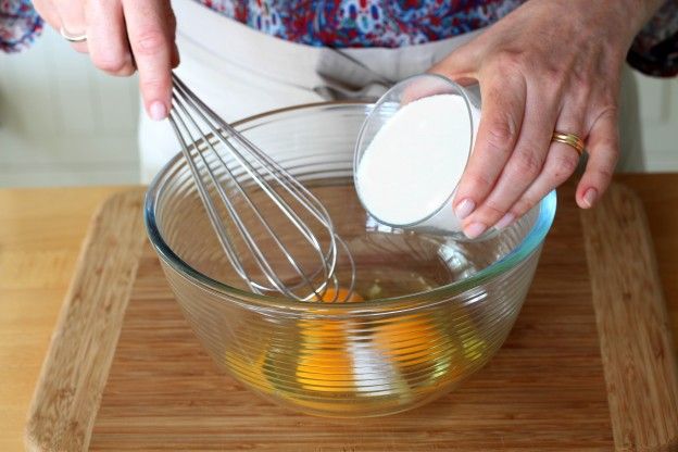 Mescolare uova e zucchero