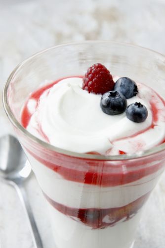yogurt con salsa ai frutti di bosco