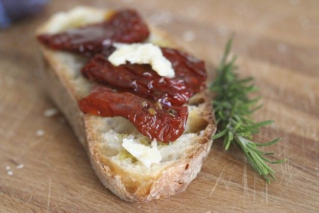Crostini ai pomodori secchi e parmigiano