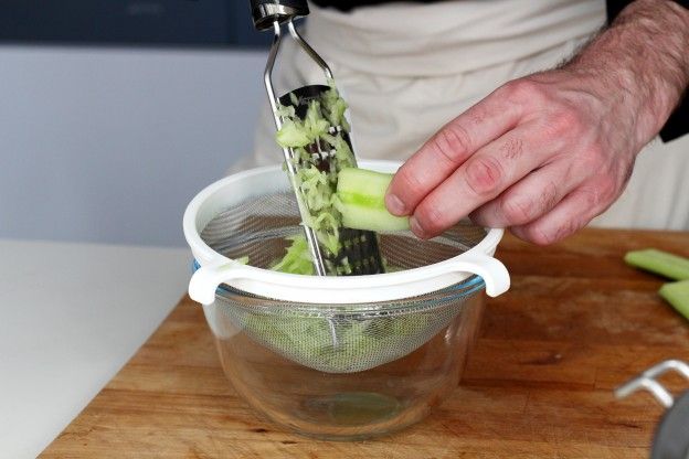Grattugiare i cetrioli