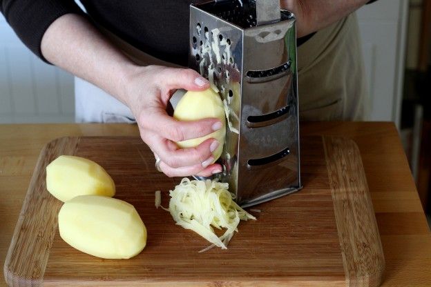 Grattugiare le patate