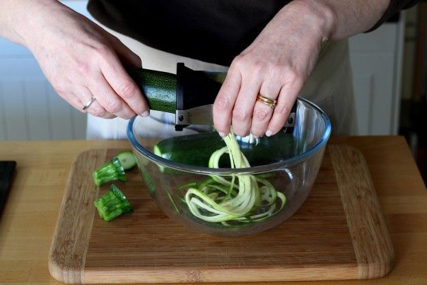 Tagliare le zucchine in spaghetti