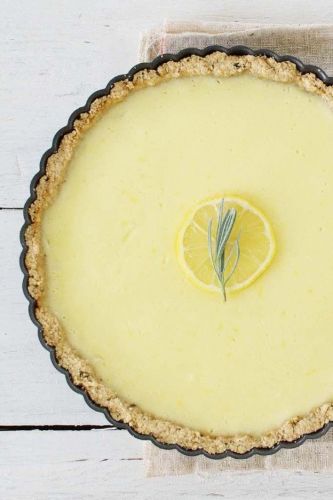 Torta al limone con base aromatizzata al rosmarino