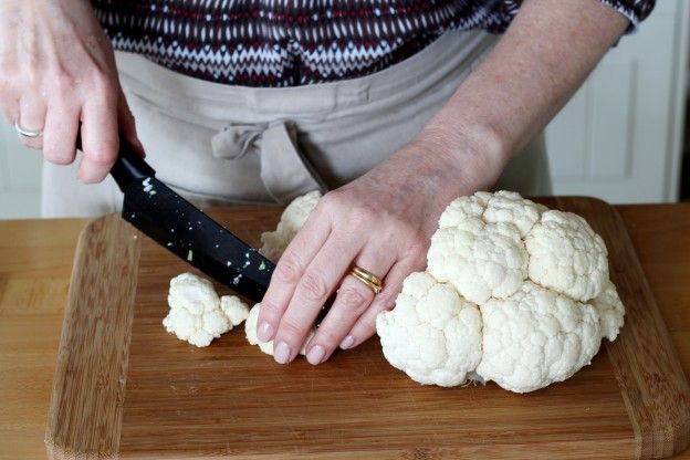 Prelevare la sommità del cavolfiore