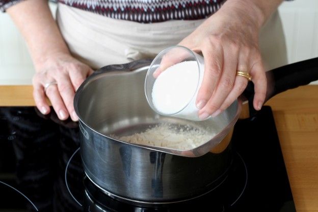 Mescolare insieme gli ingredienti secchi