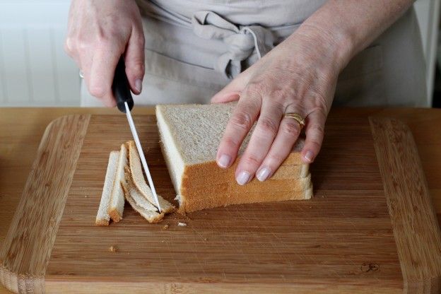 Tagliare la crosta del pane