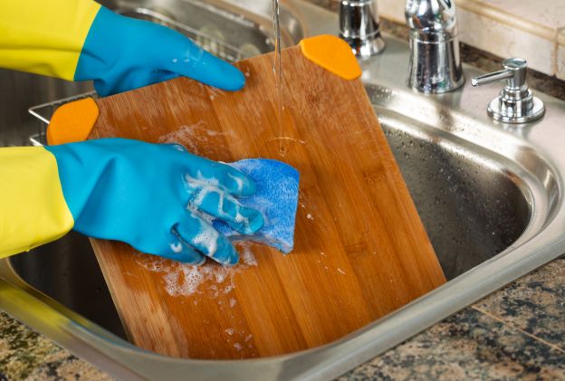 Lavare il tagliere col detersivo per piatti