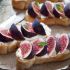 Toast al formaggio di capra e fichi