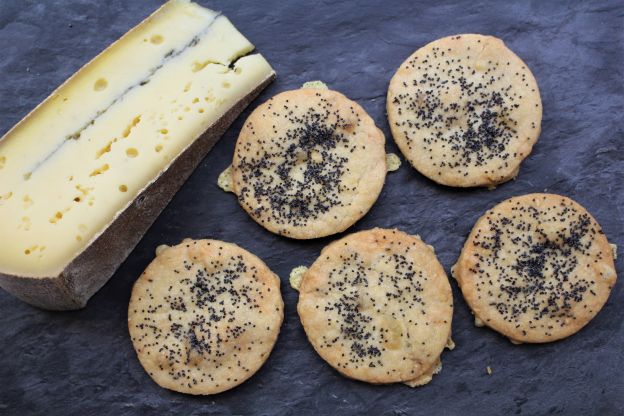 Sablés al formaggio Morbier e semi di papavero