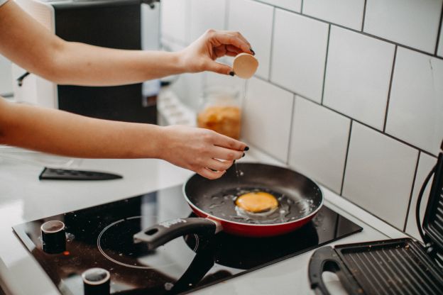 Sgusciare l'uovo in padella