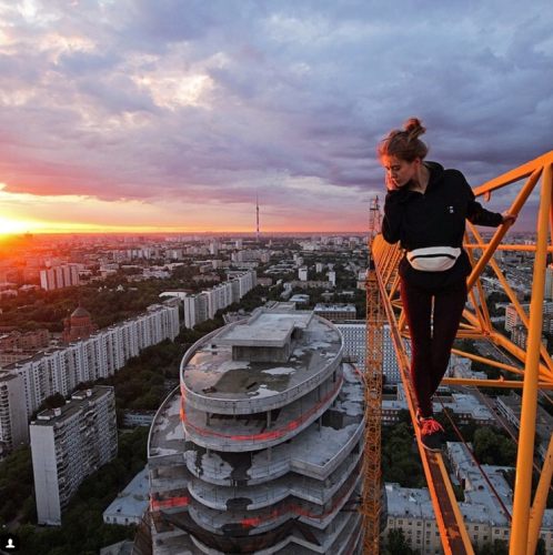 Sembra osservare il proprio giardino