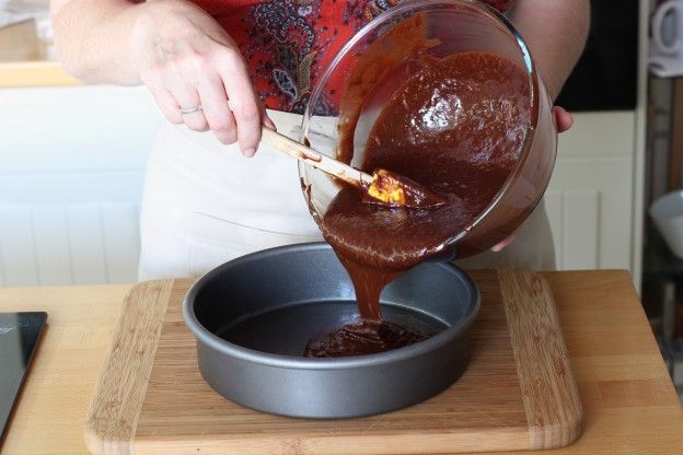 Prendi uno stampo troppo grande o troppo piccolo per cuocere una torta
