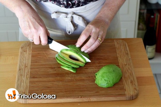 Tagliate l'avocado a fette