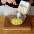 Lasciare intiepidire le patate senza condirle quando si prepara l'insalata