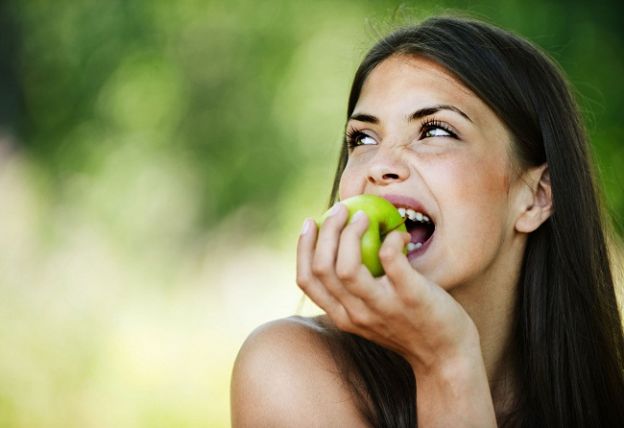 10 alimenti da mangiare per avere i denti più bianchi