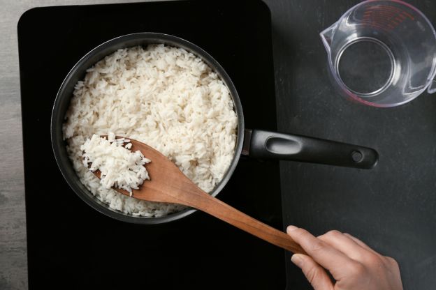 Misurare l'acqua per il riso