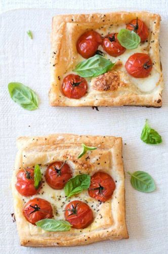 sfogliatine di mozzarella e pomodoro