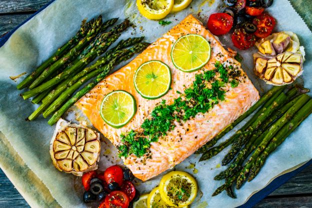 Salmone al limone con asparagi verdi