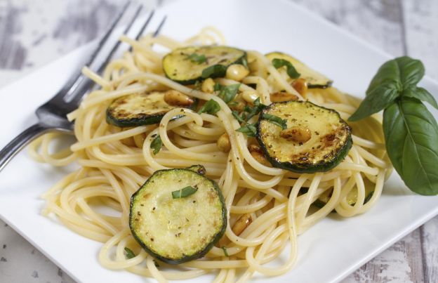 Spaghetti zucchine e pinoli