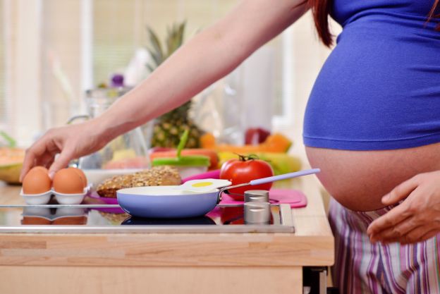 Le donne incinta dovrebbero mangiare per due