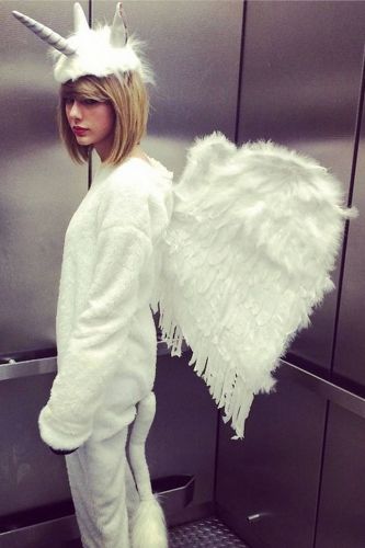 Tailor Swift vestita da Pegaso/Unicorno