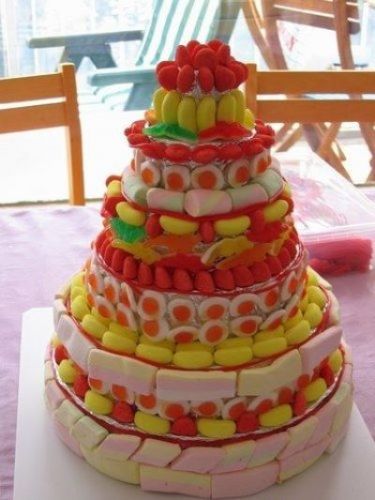 Torta di caramelle gommose e dolci