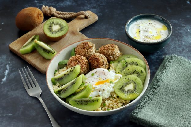Lunch bowl con kiwi, uova e polpette di tofu