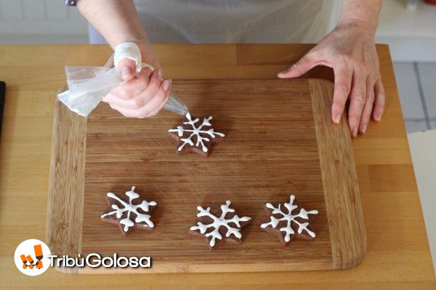 Versare la glassa in un sac a poche e disegnare i rami.