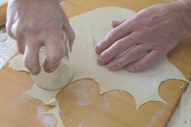 Stendere la pasta e ritagliarla
