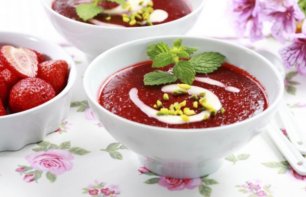 gazpacho ai frutti di bosco e pistacchi