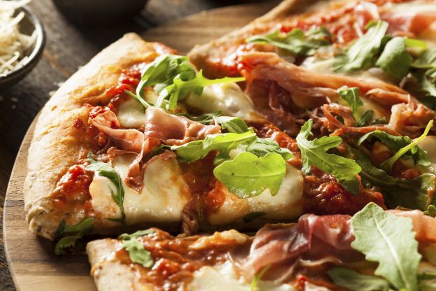 Pizza alla provola, prosciutto e rughetta