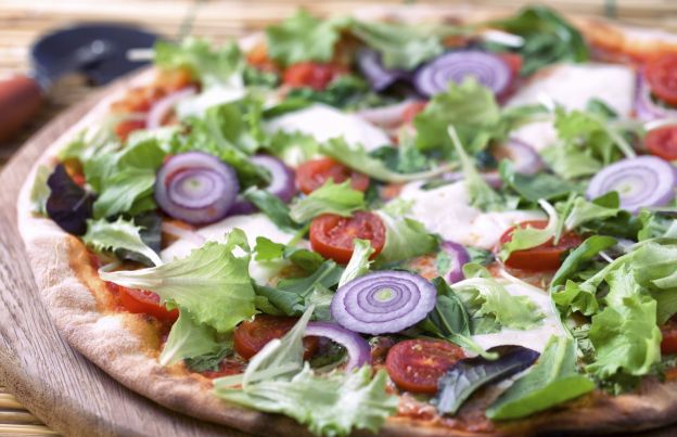 Lattughina, cipolle di Tropea, feta, olive nere e pomodori ciliegini