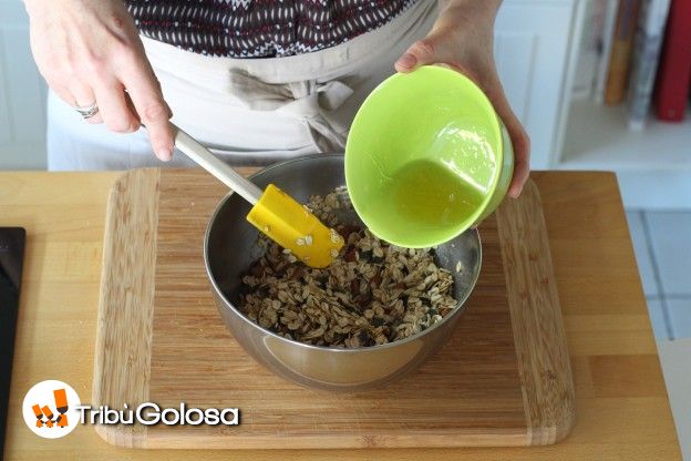 Aggiungete il miele unito all'olio e mescolate bene